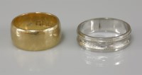 Lot 1019 - A 22ct gold wedding ring