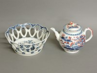 Lot 1300 - A Worcester teapot