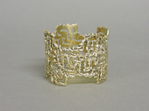 Lot 1125 - A silver gilt napkin ring