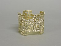 Lot 1125 - A silver gilt napkin ring