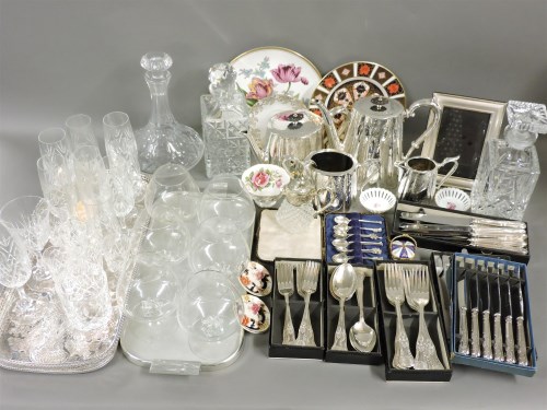 Lot 78 - A collection of glassware
