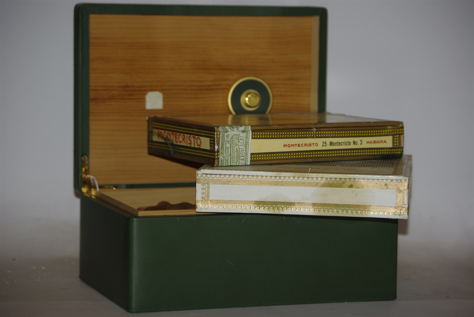 Lot 261 - Assorted cigars to include: Montecristo