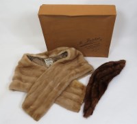 Lot 331 - A chinchilla fur collar and hat
