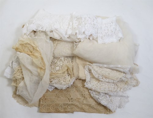 Lot 176 - A collection of lace