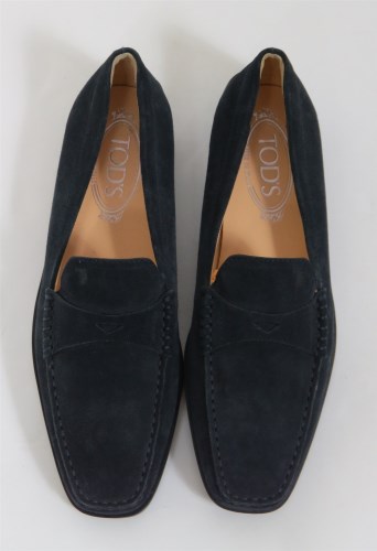 Lot 131 - A pair of Tod's blue suede driving shoes