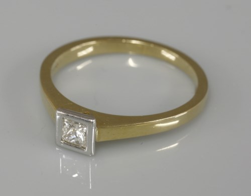 Lot 1000 - An 18ct gold single stone princess cut diamond