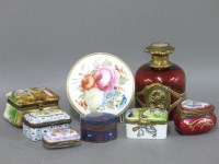 Lot 138 - An English porcelain powder box