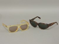 Lot 48 - A pair of Ray-Ban onyx WO804 vintage sunglasses