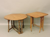 Lot 537 - An oak gate leg table