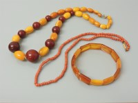 Lot 41 - A single row graduated amber and bakelite bead necklace