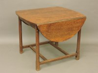 Lot 621 - An oak Arts and Crafts drop leaf table