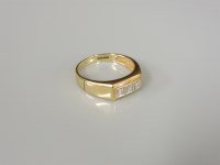 Lot 11 - A gentleman's 9ct gold three stone diamond ring
