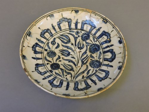 Lot 397 - A 16th century Isnik dish