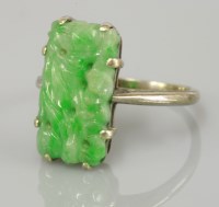 Lot 4 - A carved jade plaque ring