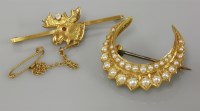 Lot 8 - A gold split pearl crescent brooch