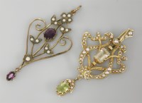 Lot 13 - An Edwardian peridot and split pearl gold pendant