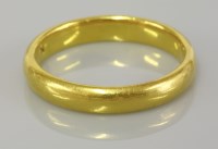 Lot 5 - A 22ct gold wedding ring