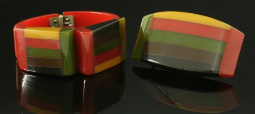 Lot 10 - An Art Deco Bakelite hinged bangle and brooch suite