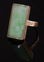 Lot 27 - An 18ct gold jade ring