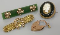 Lot 7 - An Etruscan style split pearl gold bar brooch