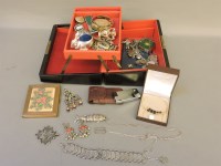 Lot 45 - A jewellery box and contents