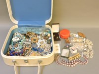 Lot 46 - A case of jewellery