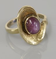 Lot 19 - A single stone star ruby ring