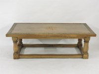 Lot 425 - An oak coffee table