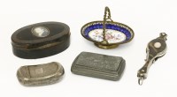Lot 105 - A George III silver snuff box