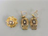 Lot 195 - A Victorian brooch and matched earrings