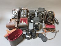 Lot 320 - A quantity of twin lens reflex cameras to include two rollercard