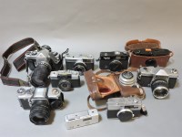 Lot 461 - A quantity of vintage cameras to include