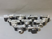 Lot 472 - A collection of mid 20th century cameras to include Voightlander