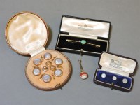 Lot 209 - An Art Deco single stone jade bar brooch