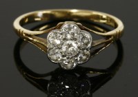 Lot 186 - A diamond set daisy cluster ring