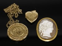 Lot 190 - A 9ct gold locket and chain