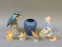 Lot 197 - A group of pottery items