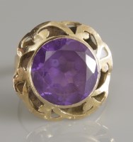 Lot 44 - An Egyptian single stone colour change synthetic sapphire ring