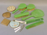 Lot 323 - A collection of 1950s compacts