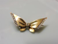 Lot 41 - A gold bow brooch