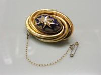Lot 37 - A Victorian gold knot brooch
