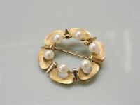 Lot 19 - A Continental cultured pearl gold circle brooch