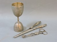 Lot 112 - A pair of Georgian silver sugar tongs