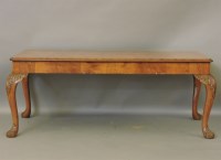 Lot 628 - An early 20th century walnut dining table