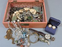 Lot 57 - A jewellery box and contents