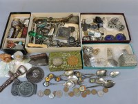Lot 99 - A box containing costume jewellery
