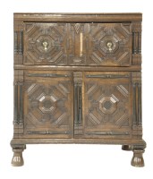 Lot 323 - An oak chest