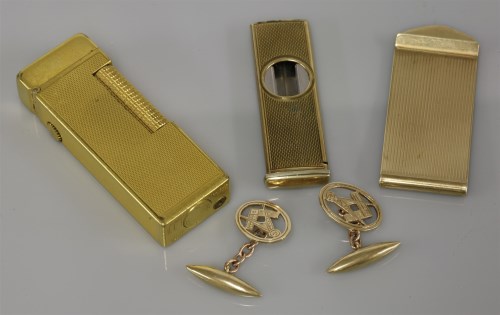 Lot 1090 - A 9ct gold money clip