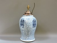 Lot 181 - A Chinese blue and white vase