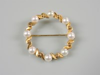 Lot 40 - A gold circular brooch